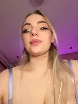 HugeBoobsAlice pussy play show